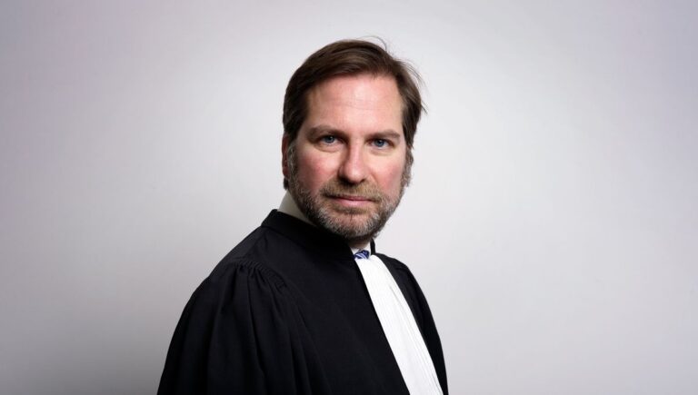 Avocat Spinosi: Un Défenseur Du Statu Quo Dans Une France En Crise