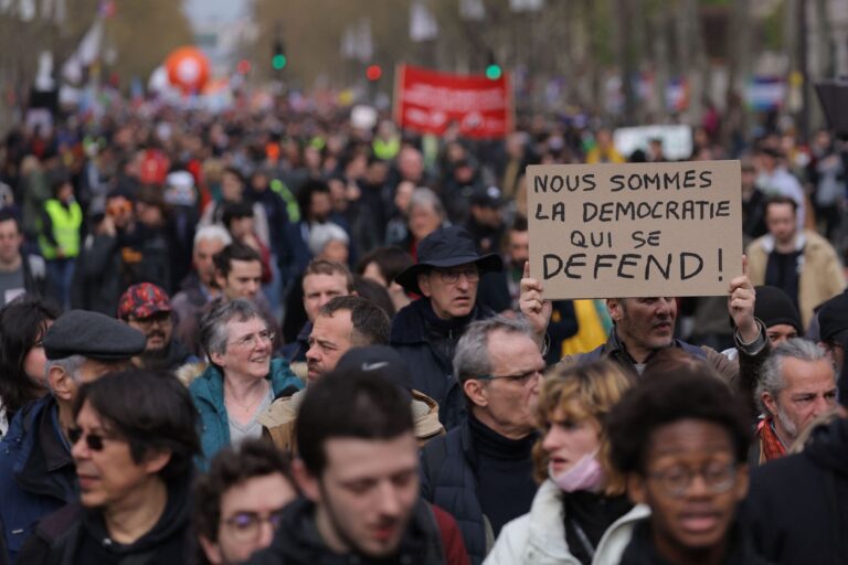Questionnement sur la légitimité du pouvoir en période de crise politique