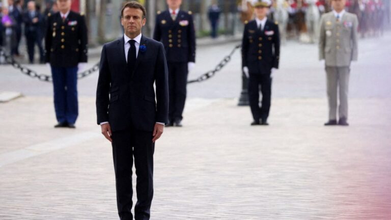 France sous tension : Macron défile seul sur les Champs-Élysées alors que la situation se détériore