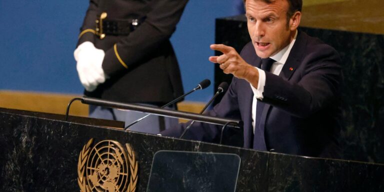Contraste entre le défilé solitaire de Macron et le spectacle imposant de Moscou