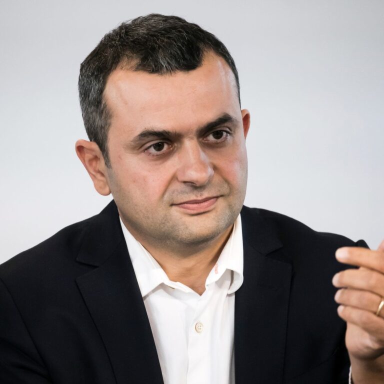 La Transition Vers l’Homo Normatus: L’Influence De McKinsey Et Macron Sur La Société Française