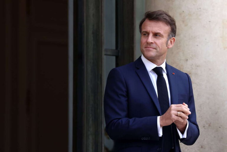 Le Président Macron s’effondre sous le poids de ses erreurs