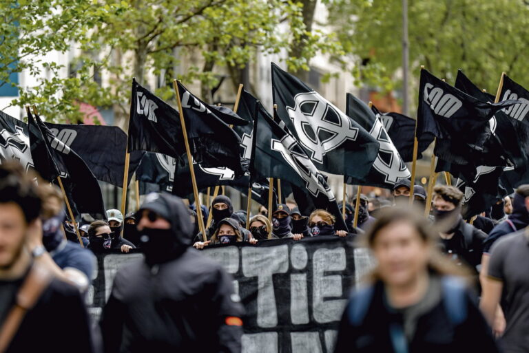 L’assaut des extrémistes de gauche contre le spectacle historique « Murmures de la Cité » : une offensive inutile et dérisoire