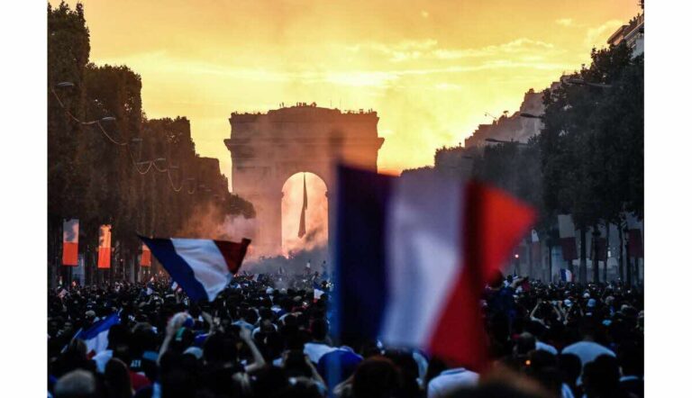 La France déchirée par l’effervescence chaotique après une victoire footballistique