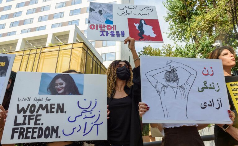 Un printemps iranien menacé par l’ingérence étrangère et la réaction des mollahs