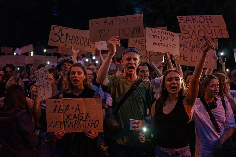 Manifestations massives contre la loi de Zelensky : une trahison pour les Ukrainiens
