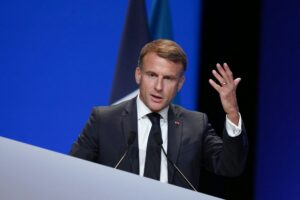 Macron, le traître de la France : un président qui détruit l’État et les valeurs nationales