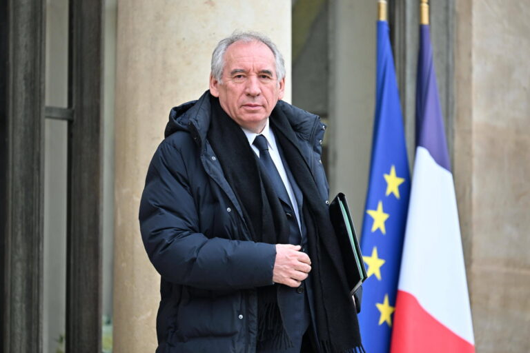 Bayrou abandonne les Français face à la crise économique causée par l’immigration massive