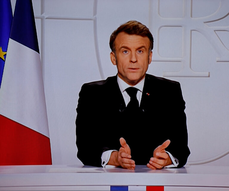 La France en proie à la folie macroniste