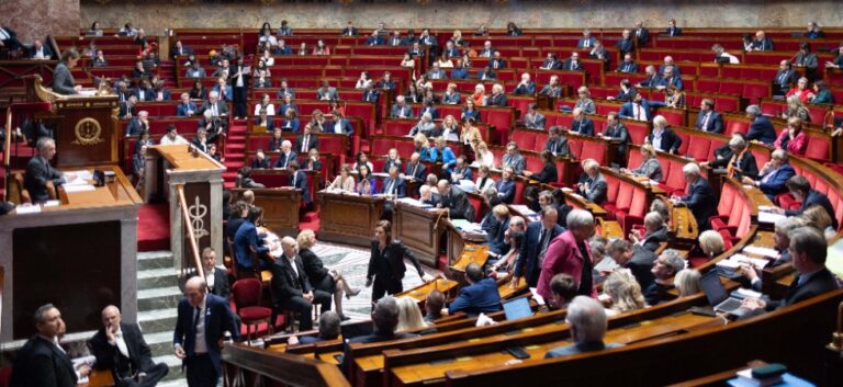 L’État français en ruine : les dirigeants corrompus et la démocratie trahie