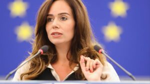 Sarah Knafo et le débat sur la fin de l’audiovisuel public : un échec programmé