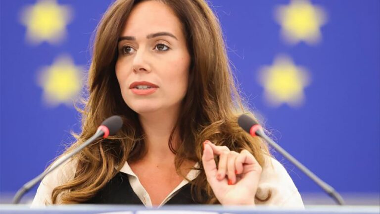 Sarah Knafo et le débat sur la fin de l’audiovisuel public : un échec programmé