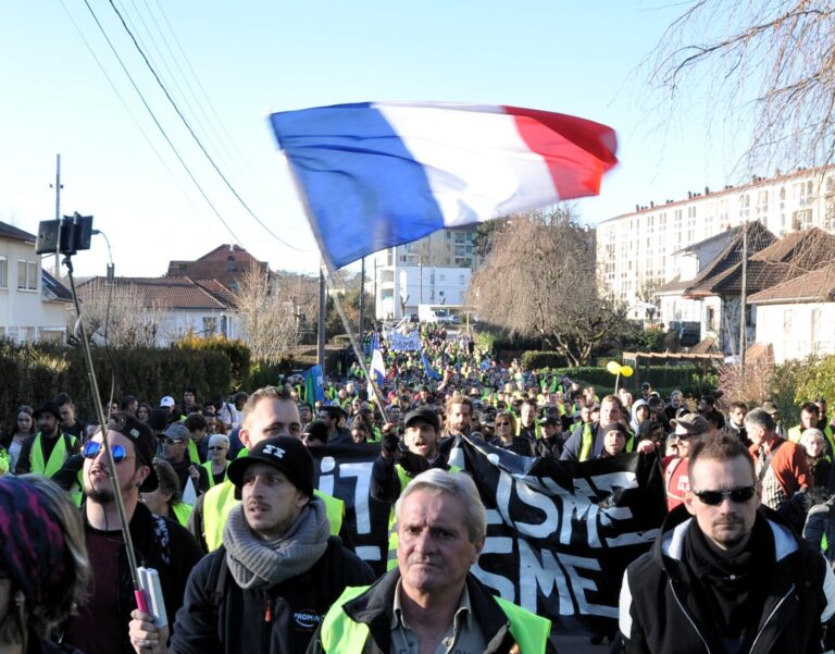 Les associations de gauche deviennent des pions du régime macronien dans la lutte contre les patriotes