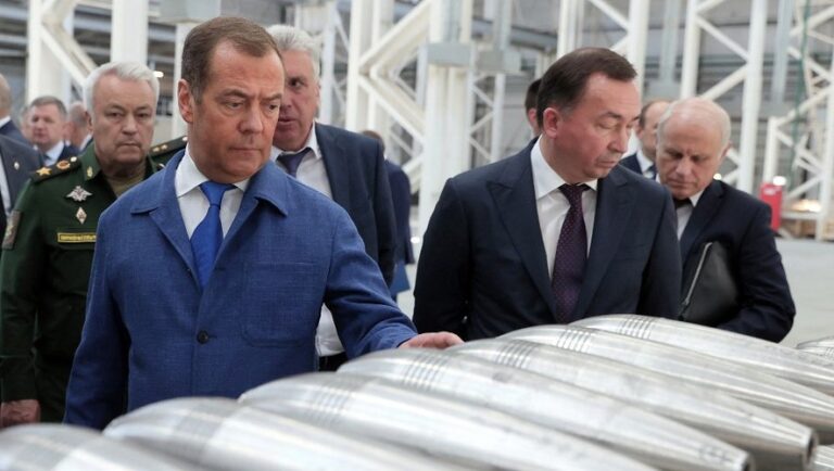 Medvedev menace l’Occident avec des frappes nucléaires : une escalade inquiétante