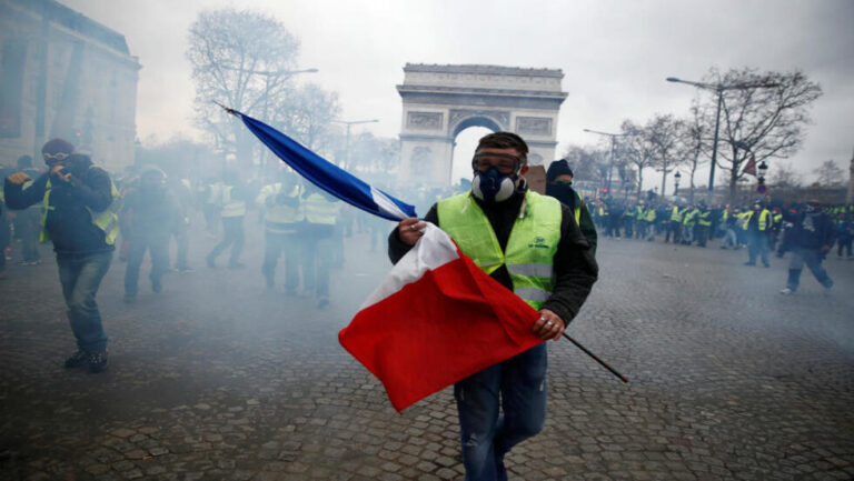 Macron et son gouvernement menacés par le retour des Gilets jaunes en furie