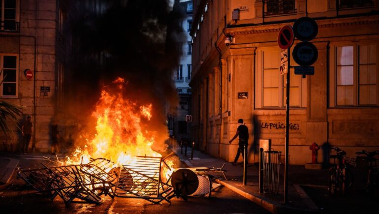 Une nuit de violence et d’agressions en France, une crise sans précédent