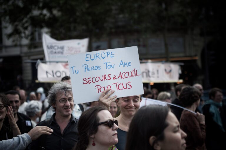 Les bobos parisiens refusent d’accueillir des migrants près de chez eux