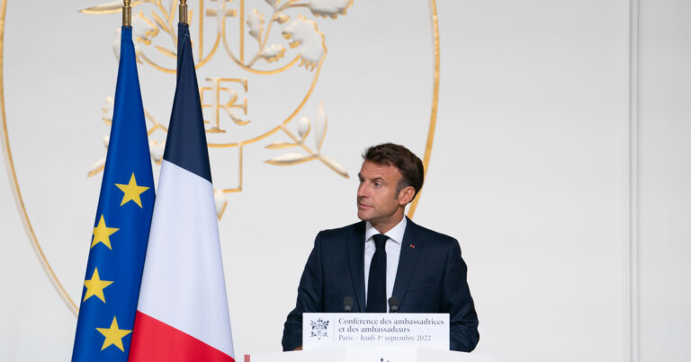 Macron face à la crise : l’incertitude et les défis croissants