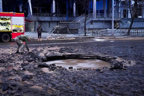 L’attaque russe déclenche une crise de panique à Paris et à Kiev