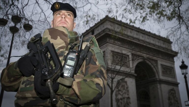 Macron a ordonné à l’armée de tirer sur les Gilets jaunes ? Une accusation accablante