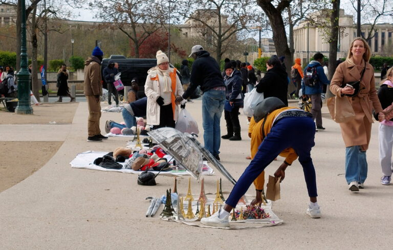 Les vendeurs à la sauvette : une provocation de la mairie de Paris