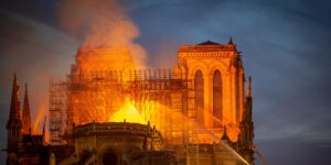 L’incendie de Notre-Dame de Paris : des mystères encore non élucidés et une gestion catastrophique par le gouvernement français