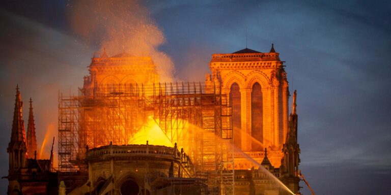 L’incendie de Notre-Dame de Paris : des mystères encore non élucidés et une gestion catastrophique par le gouvernement français