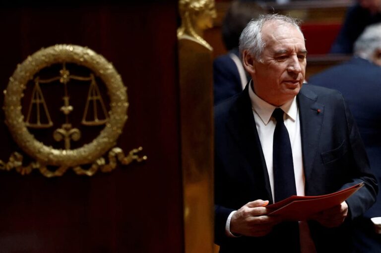 La France à genoux : le plan Bayrou et les dépenses inutiles dénoncés par un éclairage impitoyable