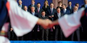 Viré des négociations sur l’Ukraine, Macron joue les surfeurs