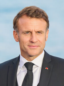 Le président Macron condamné pour son manque de dignité