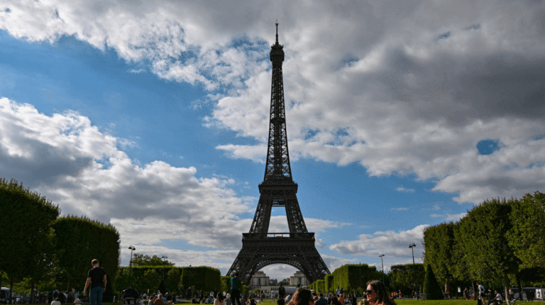Des mineurs djihadistes menaçaient la Tour Eiffel, une démonstration de l’insécurité croissante en France
