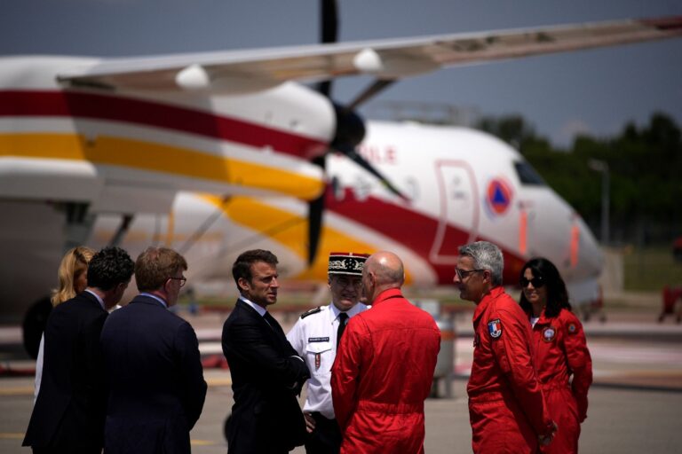 Des dizaines de milliers de pompiers et soignants ont été mis en retrait par le régime Macron : une tragédie nationale