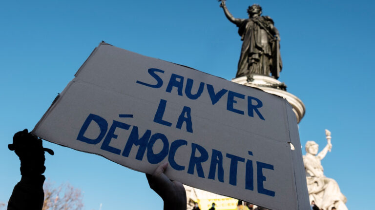 La démocratie en déclin : une France condamnée à l’abîme