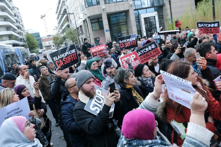 Une alliance inquiétante entre islamistes et extrêmes gauches contre la liberté d’expression en France