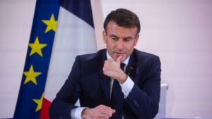 Le souffle de la révolte : l’effondrement du pouvoir macronien et les débuts d’une émigration vers l’Ukraine
