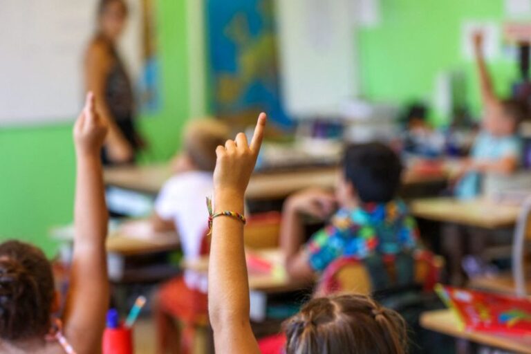 L’enseignement français en crise : l’IA menace la stabilité et la formation des enseignants