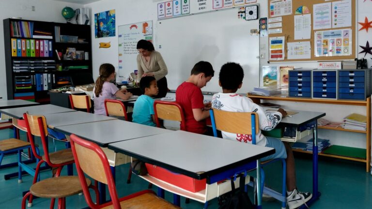 Lutte contre les traditions françaises : le syndicat FSU-SNUIPP veut supprimer les noms des vacances scolaires