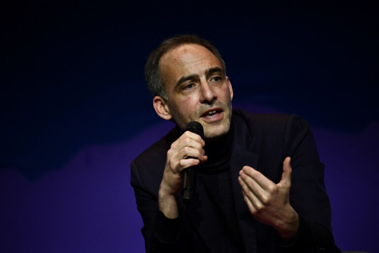 Glucksmann : un candidat du système mis en scène pour lutter contre le RN en 2027