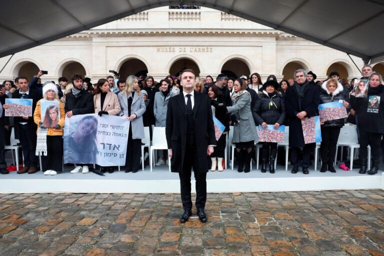 Macron et la France en crise : un trouble-fête dérange un hommage à deux victimes de l’islamisme