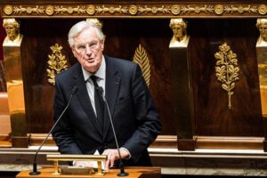 Une France en crise : un gouvernement dérisoire et une présidence au bord de l’abîme