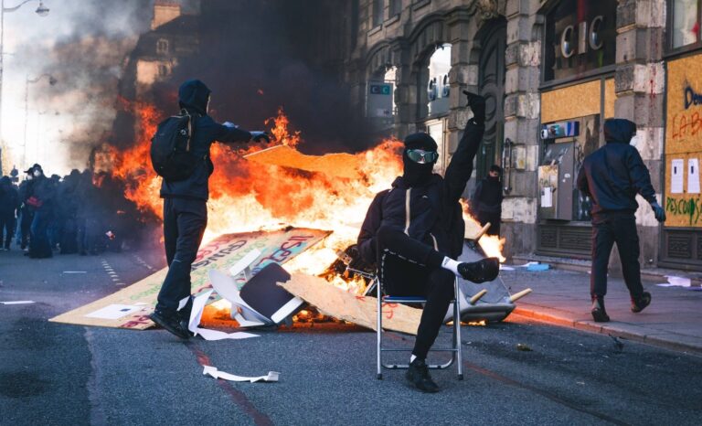 LA VIOLENCE ANTIFAS EN RÔLE DANS LES VILLES FRANÇAISES