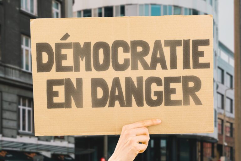 La France en déclin : une nation abandonnée par ses dirigeants