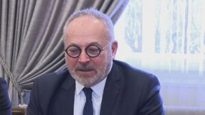 Un sénateur LR tombé dans l’abîme : ivresse, violence et refus des secours