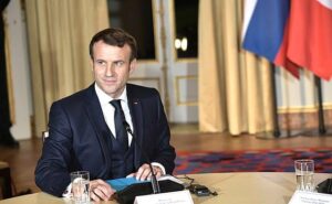 Macron détruit la République en plongeant le pays dans l’effondrement